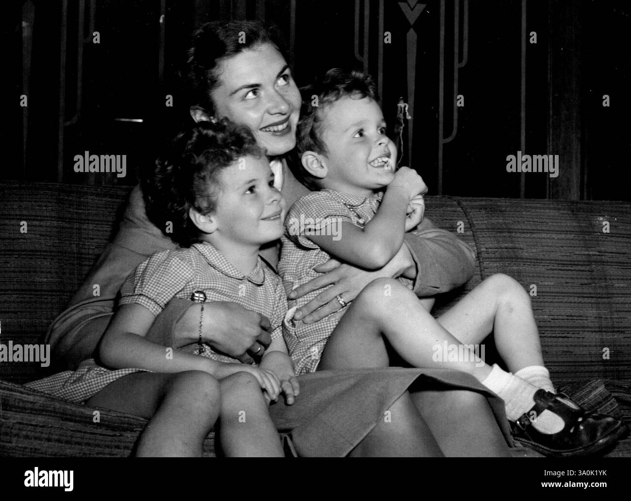 MRS Bentine et Fusty. Child Star -- Fusty, cinq ans, photographiée avec sa mère, MRS Michael Bentine, est déjà une "star" du cinéma. Deux jours avant de partir de l'Angleterre pour l'Australie, elle a réalisé un film en technicolore, « Raising a Riot », une comédie dans laquelle elle jouait le rôle principal de l'enfant. Fusty est arrivée avec ses parents et son jeune frère hier dans le paquebot Oronsay. « Tout a commencé lorsque la productrice a vu une photo de Fusty avec son père et l'a invitée pour un test d'écran », a déclaré MRS Bentine. 10 novembre 1954. Banque D'Images