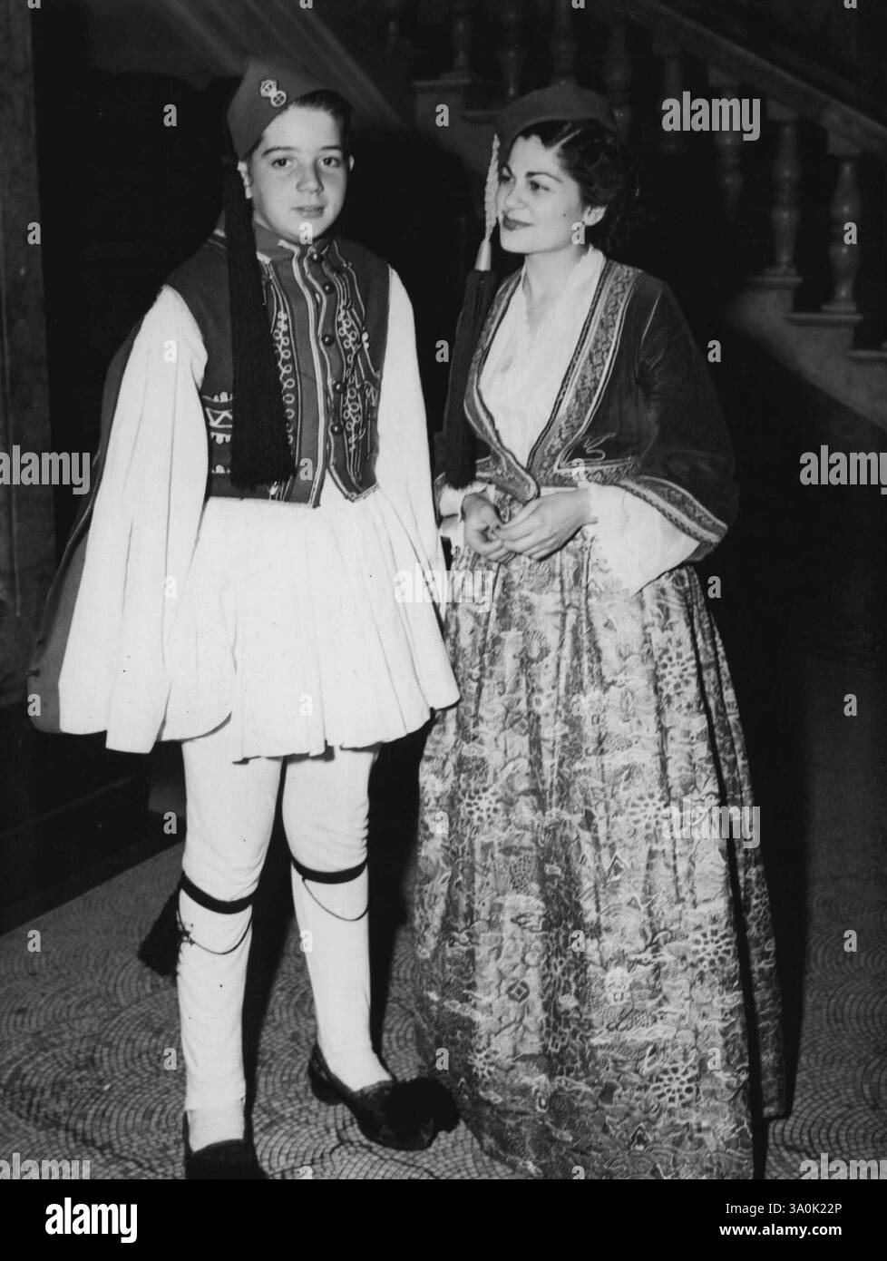 Parmi les Evzones et Amalias (filles grecques vêtues de leur costume national), qui dansaient pour les invités du bal, il y avait Stathy Efstathis et Athena Kalaf. 14 juillet 1952. (Photo de David R. Jones). Banque D'Images