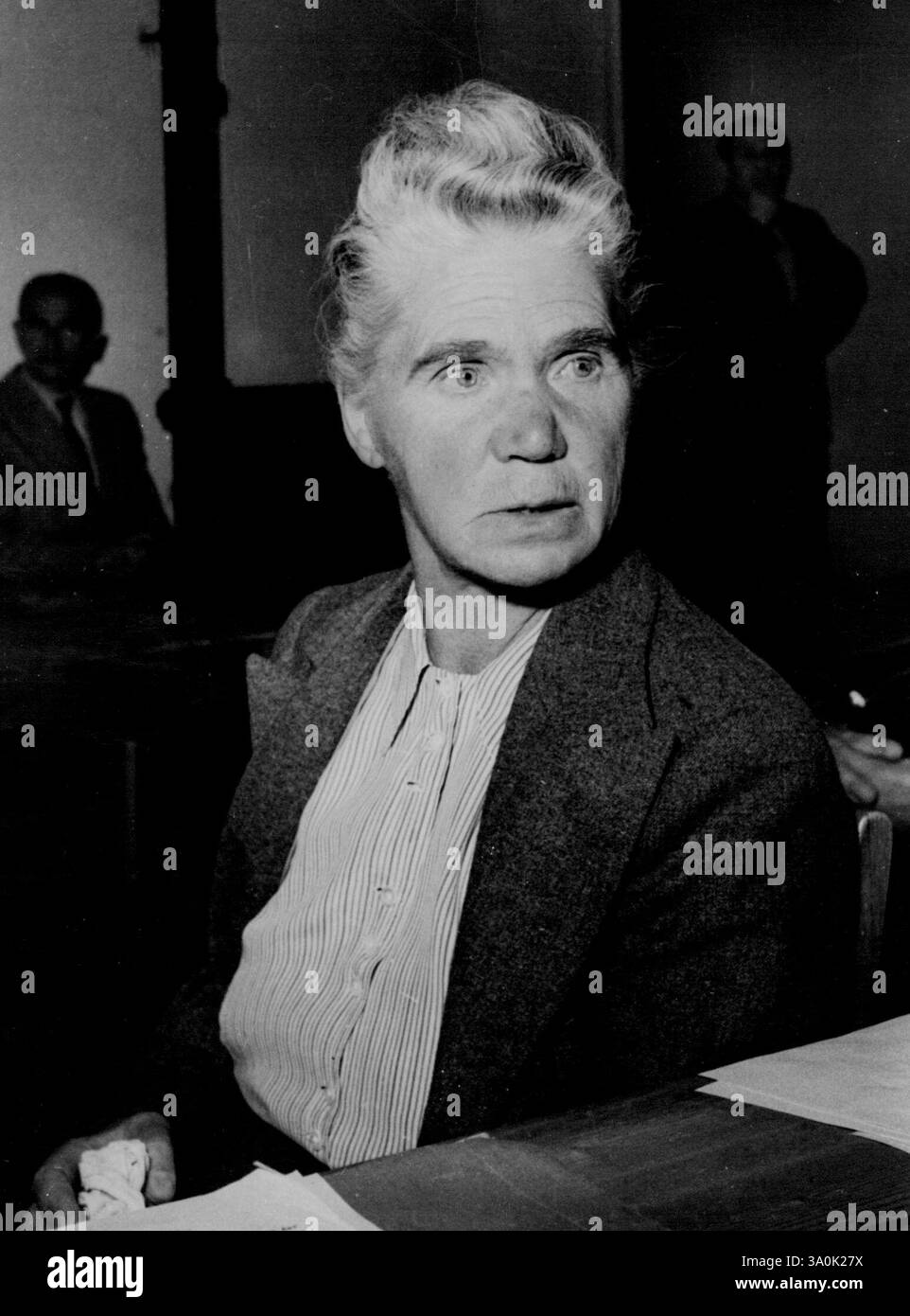 "Soeur Pia" fait face à la cour de déazification -- Un mélange de défiance et de peur est écrit sur le visage d'Eleonore Baur, 63 ans -- "soeur Pia" -- alors qu'elle fait face à la cour de déazification ici. Éléonore Baur, 63 ans, connue sous le nom de sœur Pia, la seule femme qui a participé au putsch de Munich d'Hitler en 1923 (qui, après son échec, a entraîné l'emprisonnement d'Hitler) a été convoquée devant un tribunal de déazification ici. Après la première Guerre mondiale, sœur Pia était une sœur de la Croix-Rouge dans plusieurs Freikorps, et elle a reçu de nombreuses médailles, y compris l'ordre de l'aigle de Silésie, la Médaille d'argent pour bravoure, et la Banque D'Images