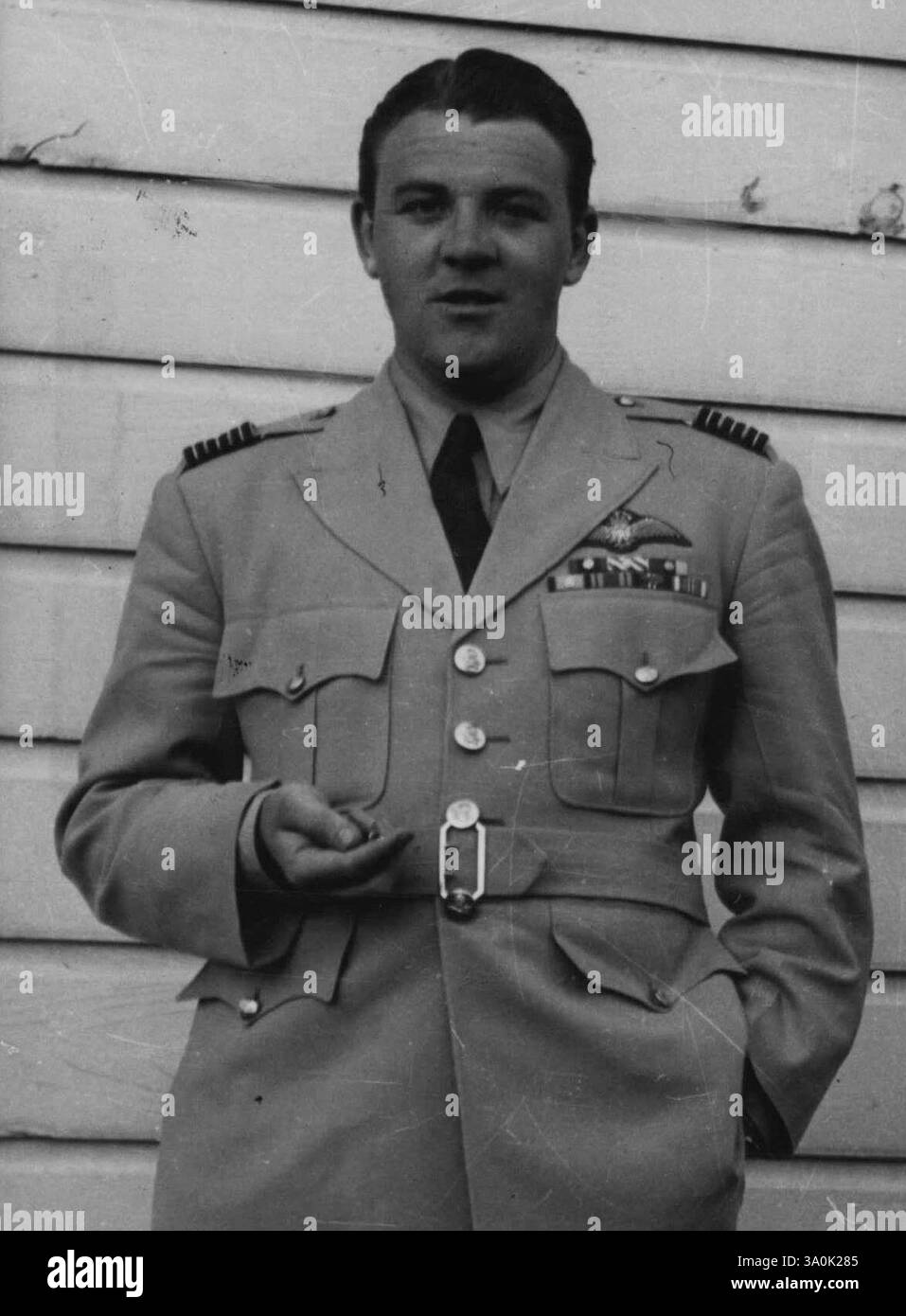 Pilote du premier bombardier à réaction de Grande-Bretagne -- Une nouvelle photo du commandant d'escadre Roland P. Beamont, pilote du premier bombardier à réaction de Grande-Bretagne. Parmi les avions qui seront vus à l'exposition annuelle de la Society of British Aircraft Constructors, qui se tiendra à Farnborough (Hants) à partir de septembre 7-11, se trouve le premier bombardier à réaction britannique, le Canberra MK.1. Pilotant cette machine qui a été construite par l'English Electric Co., et le moteur à réaction Avon seront King commander R.P. ('Bob') Beamont, pilote de chasse de guerre qui a piloté l'avion lors de son vol initial en mai de cette année. Beamont - il a 29 ans et détient le D.S.O. Banque D'Images Pilote du premier bombardier à réaction de Grande-Bretagne -- Une nouvelle photo du commandant d'escadre Roland P. Beamont, pilote du premier bombardier à réaction de Grande-Bretagne. Parmi les avions qui seront vus à l'exposition annuelle de la Society of British Aircraft Constructors, qui se tiendra à Farnborough (Hants) à partir de septembre 7-11, se trouve le premier bombardier à réaction britannique, le Canberra MK.1. Pilotant cette machine qui a été construite par l'English Electric Co., et le moteur à réaction Avon seront King commander R.P. ('Bob') Beamont, pilote de chasse de guerre qui a piloté l'avion lors de son vol initial en mai de cette année. Beamont - il a 29 ans et détient le D.S.O. Banque D'Images