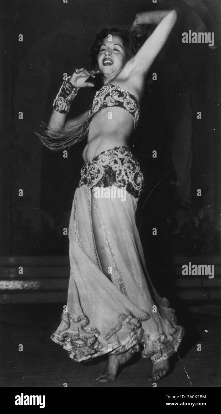 Samia danses pour le roi - Samia Gamal, 26 ans experte en hootchy-kootchy égyptien, tourbillonne à travers la 'danse du Nil' pour le roi Farouk d'Égypte lors d'une fête en l'honneur du roi au casino de Deauville, en France, dimanche soir le roi a demandé à la danseuse de rompre ses fiançailles à Monte Carlo pour venir à Deauville à ses frais. Samai Gamal égyptien, l'un des favoris de Farouk, comme l'ex-roi l'a vue pour la première fois, dansant dans le Casino de Deauville. 22 août 1950. (Photo de AP Wirephoto). Banque D'Images