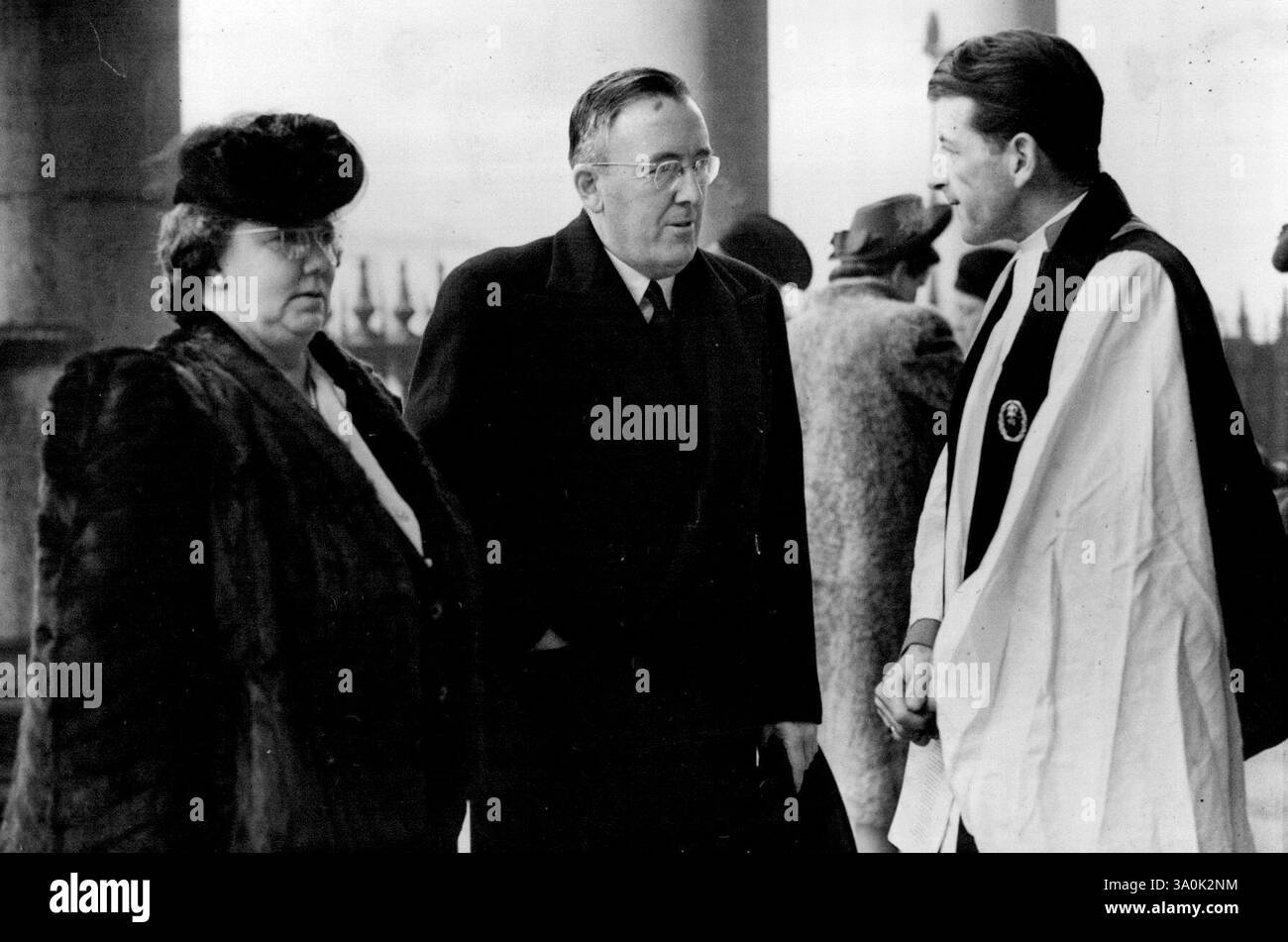 Australia Day Service chez Martin's sur le terrain. Le service a été assuré par le ***** Le révérend Eric S. Loveday. M.R.M. et M.R.J. A. Beasley discutant avec le révérend Eric S. Loveday après le service. 25 janvier 1947. (Photo de Sport & General Press & Agency Limited.) Banque D'Images