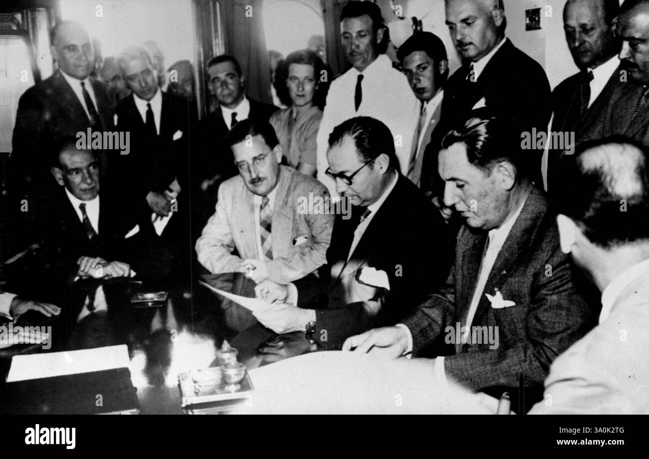 L'Antarctique était à l'ordre du jour : une conférence en cours lors de l'une des réunions sur les yachts. Président Berres assis au centre (avec des spectacles à cercles sombres) ; Président Peron est à sa gauche le président respectif de l'Uruguay et de l'Argentine, Don Luis Betlle Berres et le général Juan Domingo Peron, se sont rencontrés vendredi 27 février au milieu de la plate, la frontière entre les deux pays sud-américains, pour discuter de problèmes mutuels. Il a été rapporté que l'« invasion » Argentine des Malouines était à l'ordre du jour. 5 mars 1948. (Photo Fox). Banque D'Images L'Antarctique était à l'ordre du jour : une conférence en cours lors de l'une des réunions sur les yachts. Président Berres assis au centre (avec des spectacles à cercles sombres) ; Président Peron est à sa gauche le président respectif de l'Uruguay et de l'Argentine, Don Luis Betlle Berres et le général Juan Domingo Peron, se sont rencontrés vendredi 27 février au milieu de la plate, la frontière entre les deux pays sud-américains, pour discuter de problèmes mutuels. Il a été rapporté que l'« invasion » Argentine des Malouines était à l'ordre du jour. 5 mars 1948. (Photo Fox). Banque D'Images