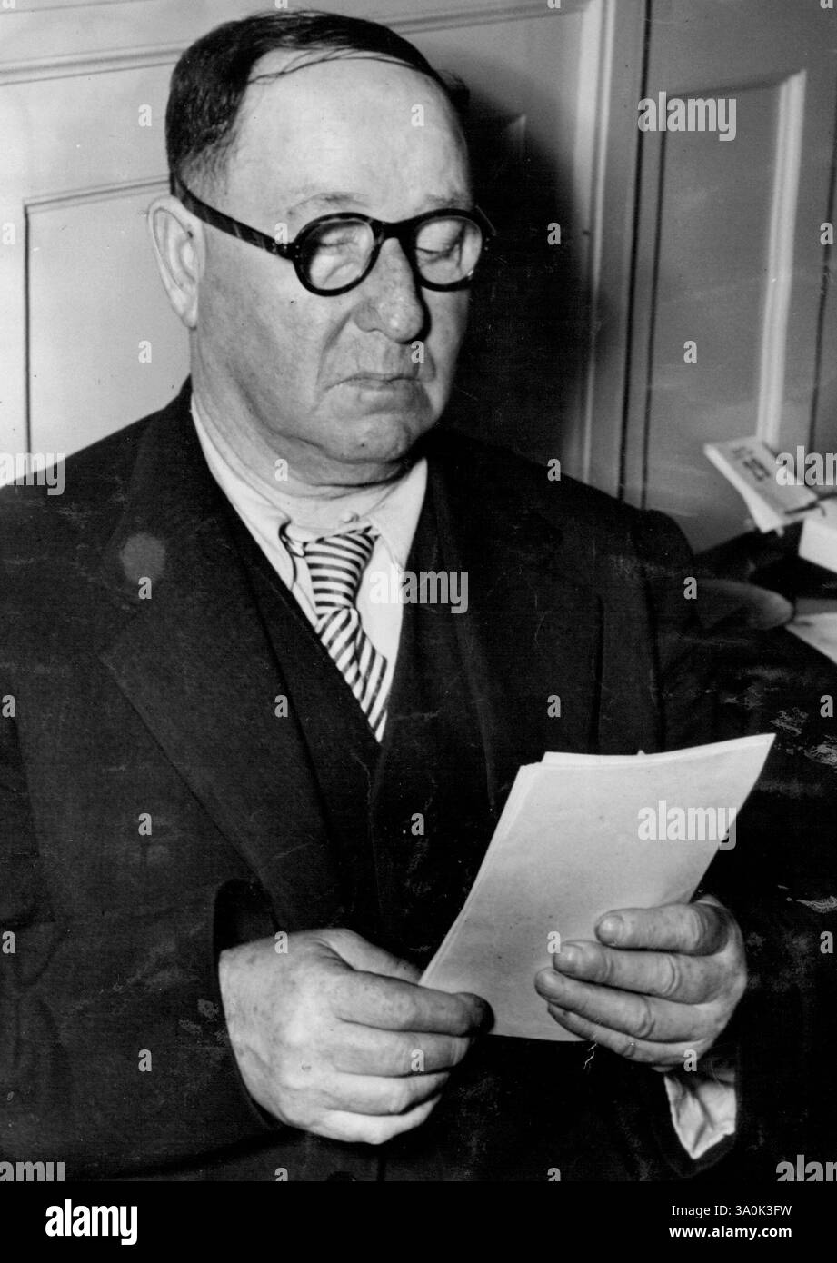 Formation pour le maire -- le premier candidat pour les prochaines élections municipales, en décembre 1953, est A. A. Bergman, vendeur de vin de Balgowlah. M. Bergman a dit cette semaine qu’il était un « homme clairvoyant, avec une grande capacité naturelle ». Il a annoncé dans une petite publicité dans un journal local qu'il souhaitait devenir conseiller municipal de Manly. Il a dit : « mon aspiration n’est pas seulement d’être conseiller municipal de Manly, mais d’être maire. « Je veux aussi être maire d’un Grand Sydney incluant Manly. J'ai la capacité d'aller aussi loin qu'ils peuvent me pousser. 16 mars 1952. Banque D'Images