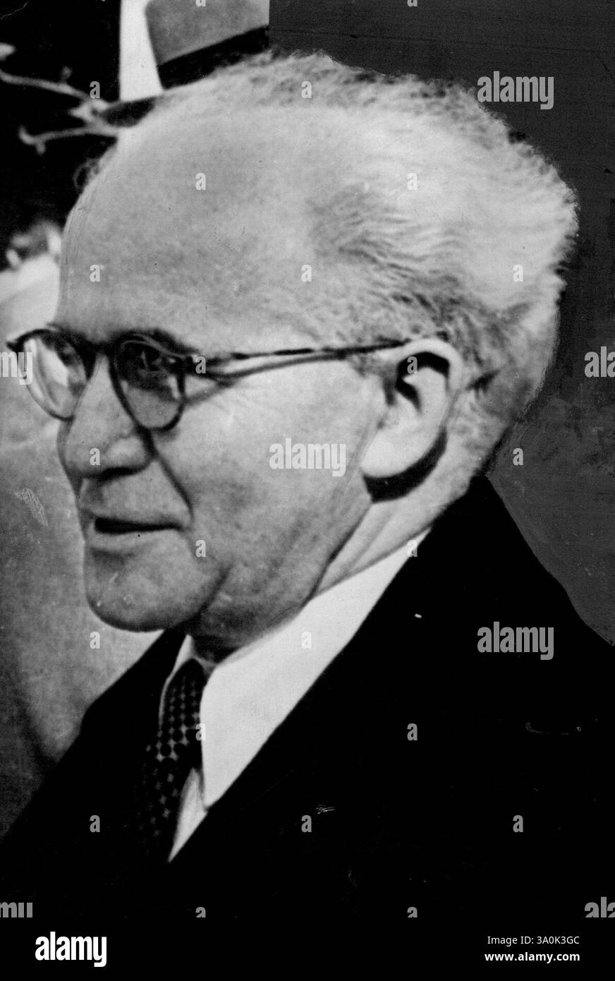 M. David Ben Gourion - Président de l'exécutif de l'agence juive et chef du parti travailliste palestinien. Il mènera des pourparlers officieux avec le gouvernement britannique à Londres. Le premier ministre israélien David Ben Gourion a annoncé aujourd'hui son intention de démissionner et de devenir berger dans les collines escarpées du Néguev. Il le ferait à cause de la « fatigue spirituelle », a-t-il dit, Bee-Guiron, 67 ans, dirige le gouvernement israélien depuis que la Palestine est devenue indépendante en 1948. 23 mars 1948. (Photo de Pictorial Press). Banque D'Images