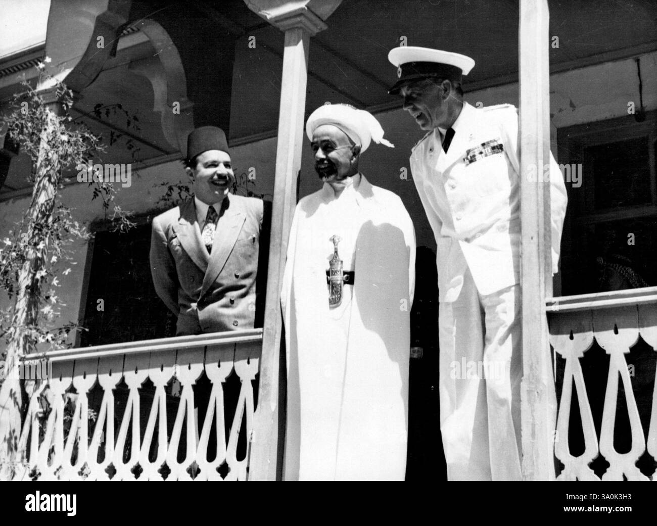 Bernadotte le Médiateur à Amman -- le comte Folke Bernadotte, de Suède, Médiateur des Nations Unies pour la Palestine, poursuivant ses efforts pour un règlement pacifique du différend relatif aux terres saintes, est vu avec le roi Abdallah de Transjordanie (Centre) sur un balcon du Palais Royal de Raghadan, à Amman, le 2 août. À gauche, Fawzi Pasha Mulky, ministre de la Défense de Transjordanie. Le roi Abdallah dirige la légion arabe, la principale force qui s’oppose maintenant à l’armée israélienne en Palestine. 26 août 1948. (Photo d'Associated Press photo). Banque D'Images