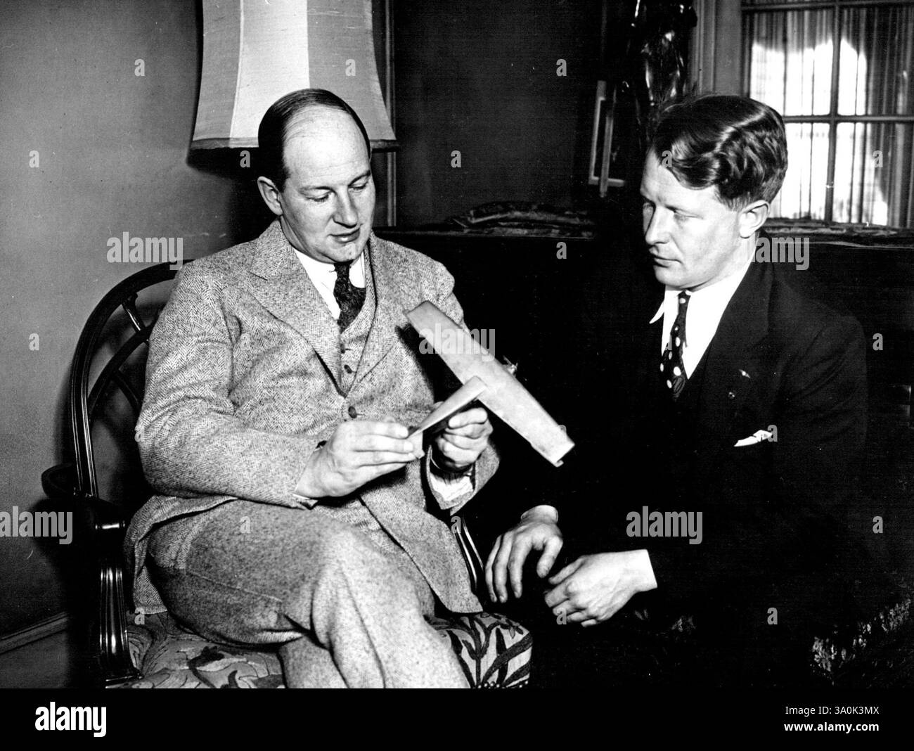 Faits plans.. Dans la nouvelle sensation littéraire -- Bernt Balchen (à droite), célèbre Transatlantic Flyer, et Anthony Fokker, dont le livre récemment publié, 'Flying Dutchman' traitant de ses expériences en tant que concepteur d'avion fait, étourdissant des affirmations concernant des prétendues "informations internes" sur le vol transatlantique de Byrd. Fokker tient une maquette de l'avion qu'il a conçu pour l'amiral Byrd, Bernt Balche, Bert Acosta, et l'opérateur radio Noville à Crossing the Atlantic. L'auteur souligne que l'amiral Byrd, commandant du vol, ainsi qu'Acosta et Noville étaient pratiquement des helples Banque D'Images