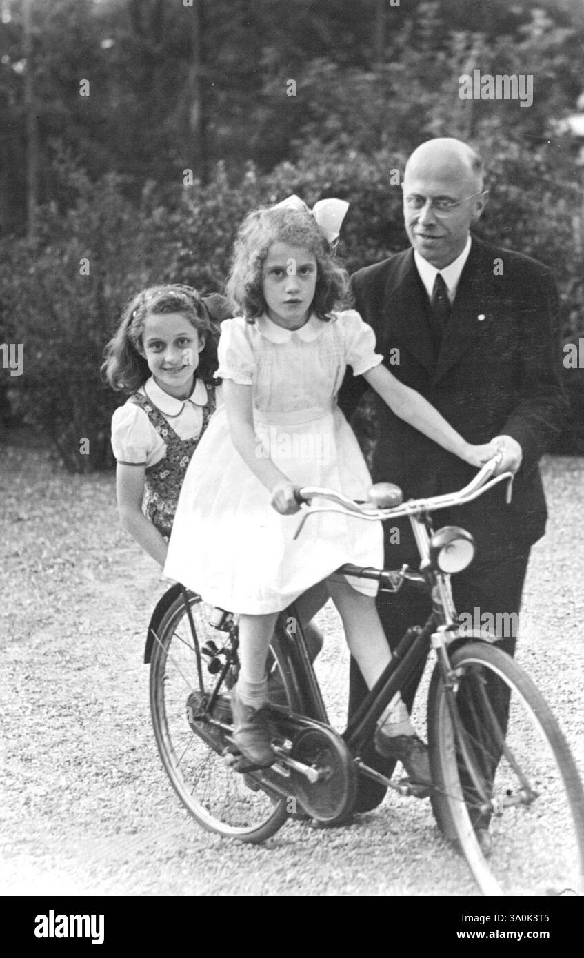 Nouveau premier ministre néerlandais à la maison -- le Dr L.J.M. Beel, qui vient de réussir à former un nouveau cabinet, est représenté avec ses deux petites filles Margaret (12 ans) et Marijke (8 ans). 21 octobre 1949. (Photo par Anefo). Banque D'Images