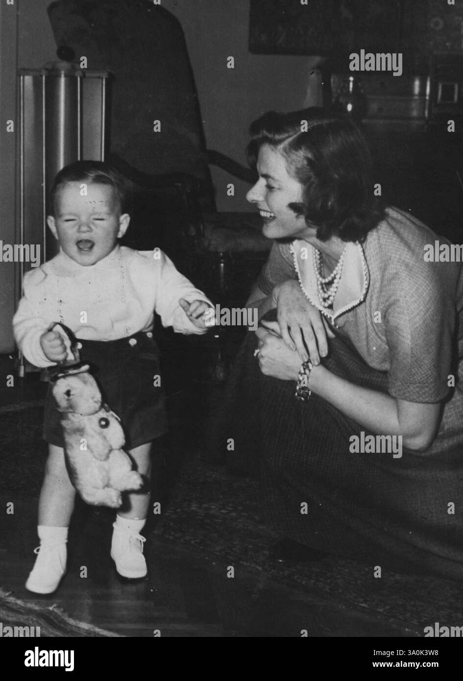 Happy Bergman - Happy Birthday : toute la joie et la fierté de la maternité sont montrées dans cette image heureuse d'Ingrid Bergman. Épouse de Roberto Rossellini, comme elle a joué avec son petit fils, Robertino, lors de son premier anniversaire, à la maison de Rossellini à Rome. 19 février 1951. (Photo de Paul Popper Ltd) Banque D'Images Happy Bergman - Happy Birthday : toute la joie et la fierté de la maternité sont montrées dans cette image heureuse d'Ingrid Bergman. Épouse de Roberto Rossellini, comme elle a joué avec son petit fils, Robertino, lors de son premier anniversaire, à la maison de Rossellini à Rome. 19 février 1951. (Photo de Paul Popper Ltd) Banque D'Images