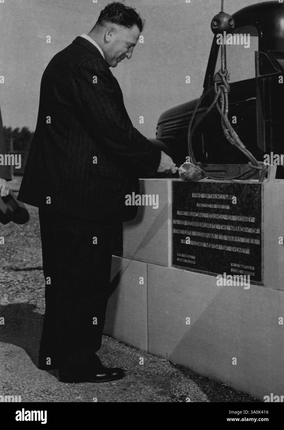 Le lord maire, ALD R. J. Bartley, pose la tablette commémorative à la mémoire du regretté ALD E S Marks, au terrain d'athlétisme E S Marks, Moore Park aujourd'hui. 21 décembre 1948. (Photo de Frank Albert Charles Burke/Fairfax Media). Banque D'Images