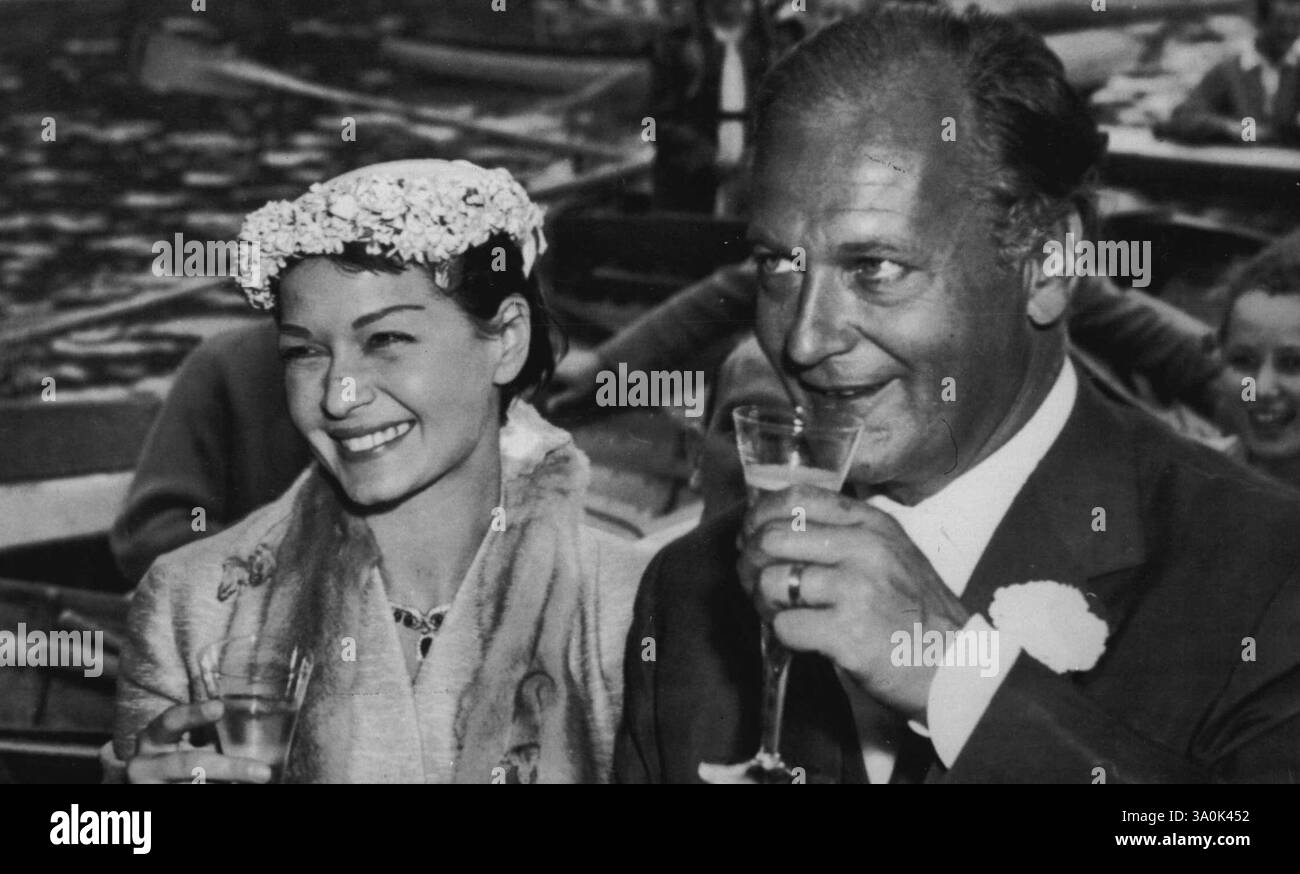 EVA Bartok Weds Again - mariée et mariée à bord d'un bateau sur le lac après la cérémonie. La star d'écran d'origine hongroise Eva Bartok a pris la star allemande Kurt Juergens comme quatrième mari lors d'une cérémonie du bureau d'enregistrement du village dans la station alpine de Schliersee, en Allemagne, aujourd'hui 13 août. Le maire Eugen Minolz officiait. Le coupé a cojoué dans deux films allemands, et a été engagé pendant les 18 derniers mois. 24 août 1955. Banque D'Images