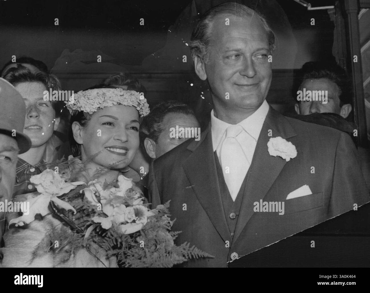 L'actrice hongroise Eva Bartok avec son quatrième mari, l'acteur autrichien Kurt Jurgens, après leur récent mariage dans la ville de Schliersee, vieille de 500 ans, dans les Alpes autrichiennes. 19 août 1955. (Photo de Reuterphoto). Banque D'Images