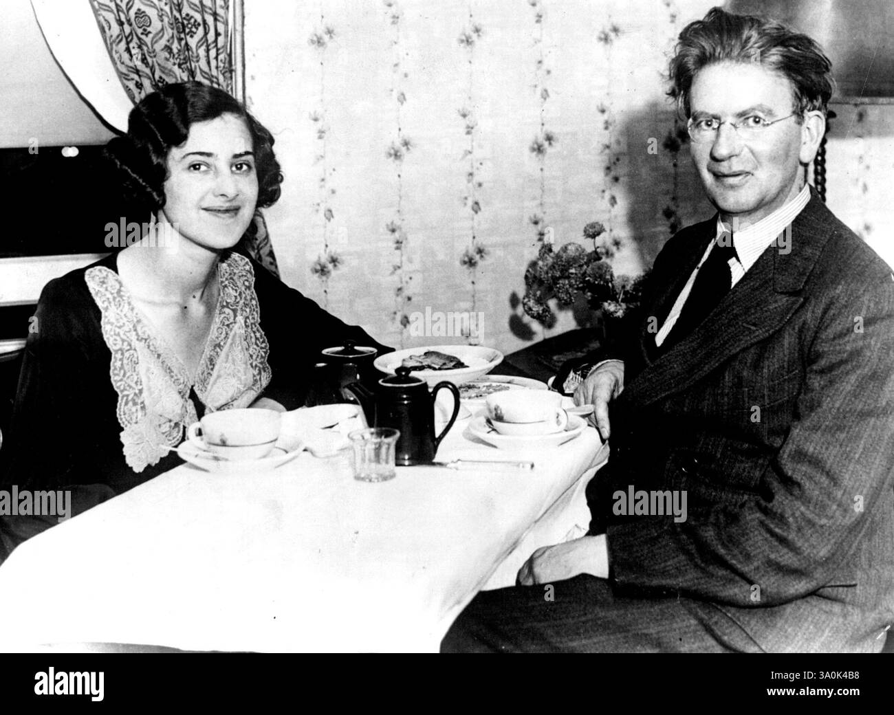 J.L. Baird, le « père » de la télévision avec sa mariée, déjeuner juste après la cérémonie de mariage, qui a eu lieu à Coney Island, New York, le 13 novembre 1931. La mariée était autrefois Miss Margaret Cecilia Albu, une pianiste britannique. La cour a commencé à Londres il y a seulement trois mois. 20 novembre 1931. (Photo d'Associated Press photo). Banque D'Images