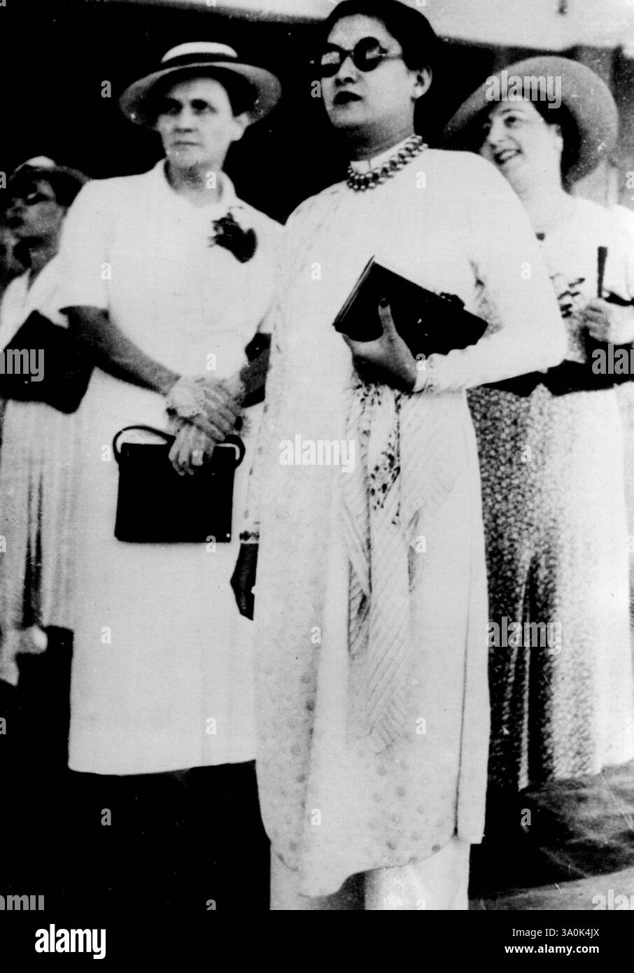 Accident de l'empereur d'Annaum -- l'impératrice anxieuse, Nam Phuono, attendant l'avion de son mari à l'aéroport près de Saigon. À sa droite Isamadame Rivgal, épouse du gouverneur français de Cochinchine. Le roi Bao-Dai, empereur d'Annam, s'est cassé la jambe quand il a glissé et est tombé sur quelques rochers alors qu'il chassait le tigre sur les montagnes d'Indochine. Il a été emmené par avion spécial dans sa capitale. Saigon, et transféré à l'hôpital militaire français. Sa jambe était cassée dans les endroits de remorquage. 27 décembre 1938. (Photo d'Associated Press photo). Banque D'Images