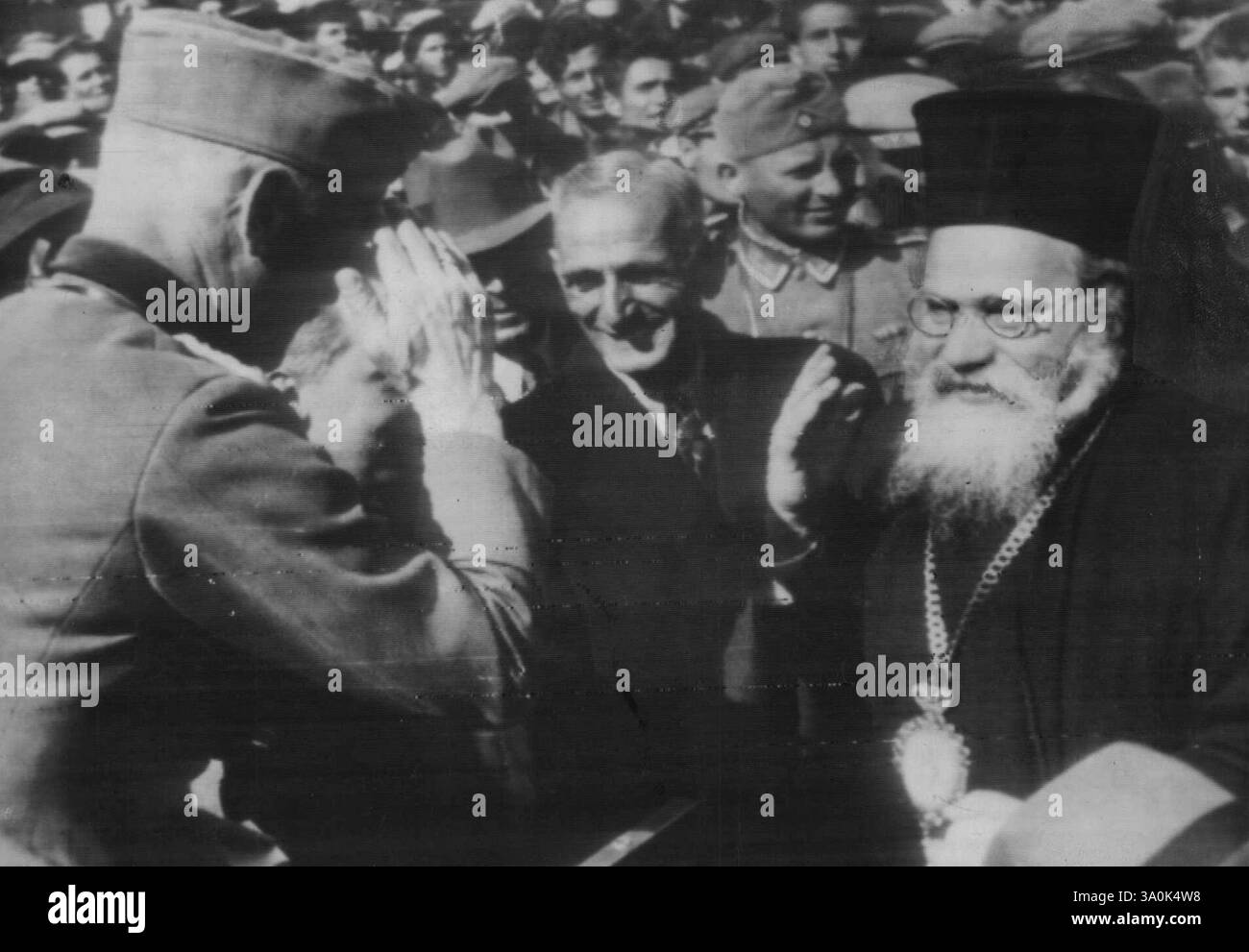 Saluer les conquérants -- Un grec orthodoxe ***** boutique et certains de ses followers saluant le ***** Conquérants allemands comme le gris-vêtu ***** Ou le Reich a déménagé à Katarini. 29 avril 1941. (Photo ACME Radiophoto). Banque D'Images