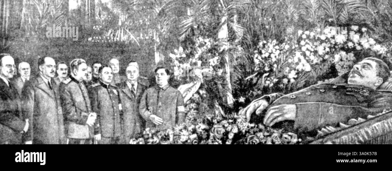 Le Bier de Staline est une reproduction de 'Taegliche Rundschau', le journal officiel russe en Allemagne, montrant 12 personnes en deuil devant le Bier du maréchal Joseph Staline. Vus debout à côté du cercueil ouvert à bec fleuri contenant le corps de Staline, dans le hall des colonnes, maison des syndicats de Moscou, sont photographiés de gauche à droite : Vyacheslav Molotov, ministre des Affaires étrangères ; Lazar Kaganovitch, vice-président ; Nikolaï, Bulganian, vice-président ; le maréchal Klementi Voroshilov, président du Praesidium du Conseil suprême ; Leon P. Beria, ministre des Affaires internationales et Georgi ma Banque D'Images