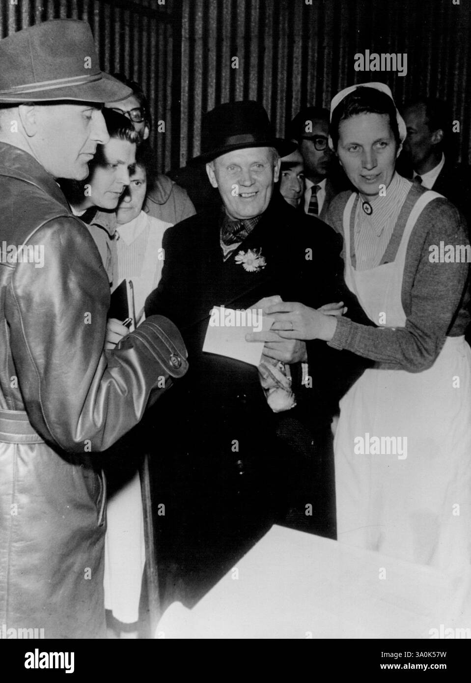 Les communistes attaquent l'Allemagne de l'Ouest Bienvenue de Pow -- L'ex-major général Hans Bauer, 58 ans, pilote personnel d'Hitler photographié à son arrivée au camp de Friedland. Bauer a déclaré à Reporters qu'Hitler lui avait dit son intention de prendre la vie quand la position de Berlin assiégée est devenue désespérée. L'accueil effusif par l'Allemagne de l'Ouest des prisonniers de guerre libérés par la Russie a été attaqué par les communistes est-allemands comme une "provocation renouvelée". 118 autres prisonniers sont arrivés en Allemagne de l'Ouest hier, dont 22 généraux. 11 octobre 1955. (Photo de Paul Popper, Paul Popper Ltd.). Banque D'Images