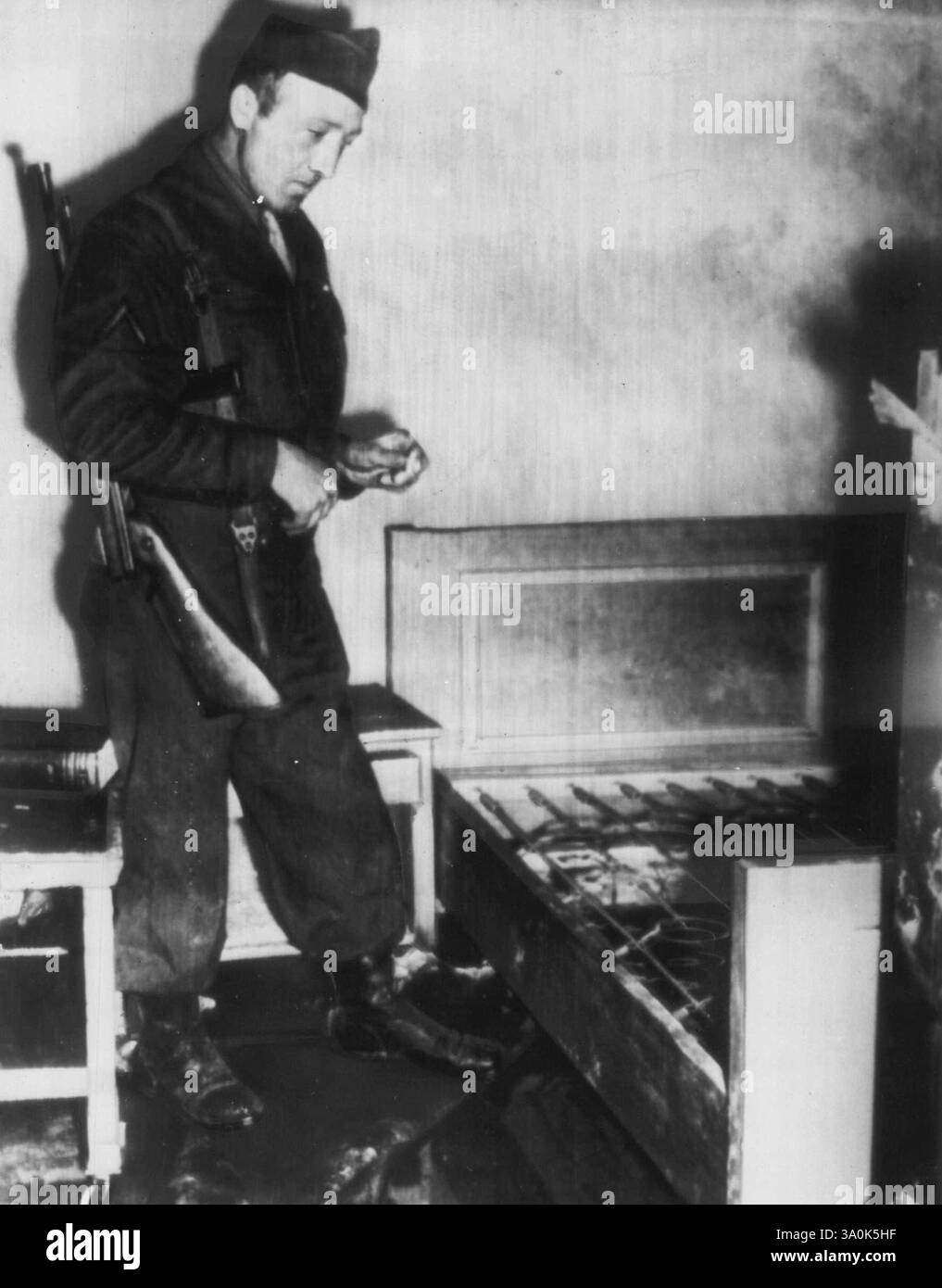 Hitler dormait ici -- le PFC Richard Blust, de Tawas City, Mich., regarde un lit utilisé par Adolf Hitler dans un abri aérien souterrain à Berlin. 5 juillet 1945. (Photo de Henry L. Griffin, AP Wirephoto). Banque D'Images