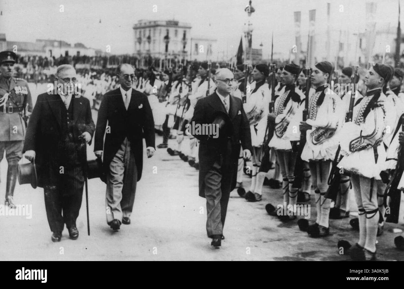 Accord gréco-turc chanté -- (de gauche à droite) le général Metaxas, premier ministre grec ; Dr Aras, ministre turc des Affaires étrangères, et M. Lelal Bayer, turc des Turcs à Athènes. Le premier ministre turc, M. Jelal Baya, et le ministre des Affaires étrangères, M. Dr Aras, se sont récemment rendus à Athènes, signer le nouveau traité paraphé à Angora, qui doit apporter ***** -Coopération turque au statut d'une alliance complète. 29 avril 1938. (Photo Keystone). Banque D'Images
