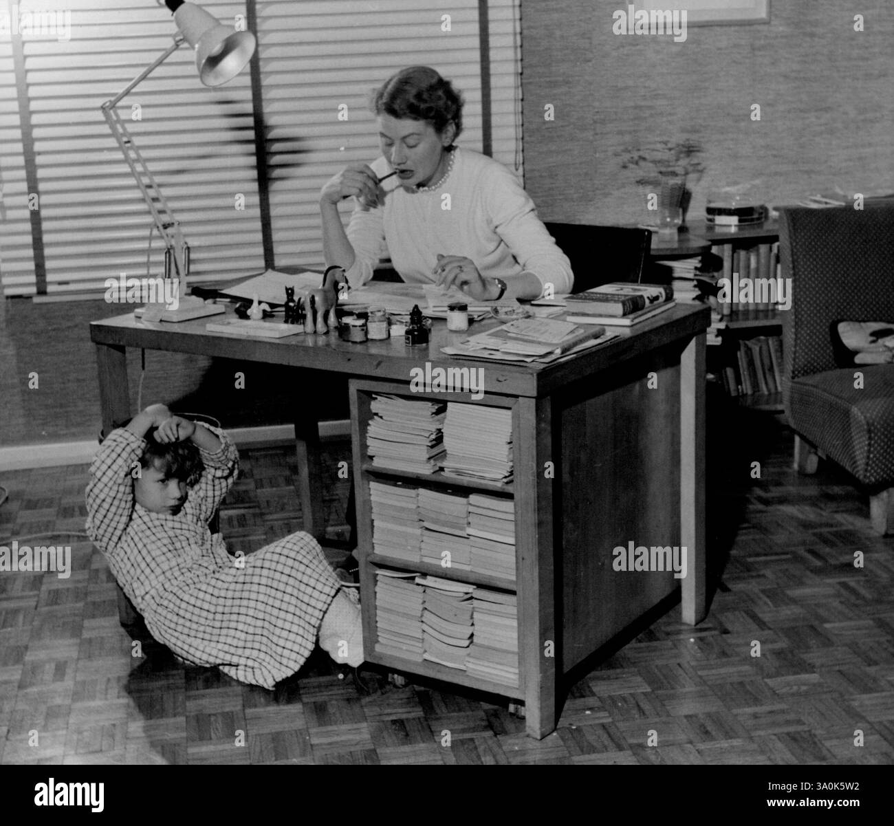 Joy Batchelor - Royaume-Uni Disney. Il est l'heure du coucher pour Paul, âgé de cinq ans et demi, mais comme sa mère continue de travailler au bureau où elle a produit tant de dessins originaux de la ferme animale, Paul espère qu'il sera oublié. 07 décembre 1954. Banque D'Images