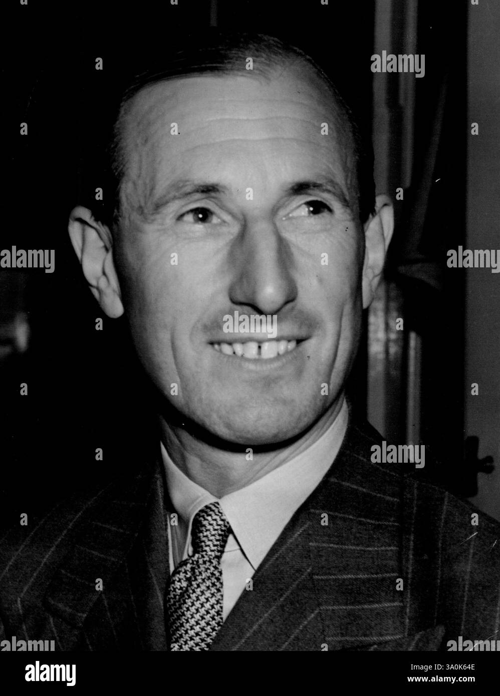 L'homme d'affaires All Barrett, 39 ans, de Melbourne, a 15 ans d'expérience en course automobile, a remporté six grands événements et détient le record du tour pour chaque circuit routier australien. Il conduit une Alfa Romeo, un modèle italien exotique avec une vitesse de 140 km/h. Il se retirera de la course dans les deux prochaines années, bien que contre sa volonté, parce qu'il ne peut pas se le permettre. 29 mars 1949. Banque D'Images