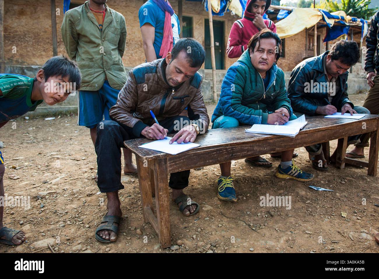 Au Népal, le district de Nuwakot, un an après le séisme, l'aide humanitaire Banque D'Images