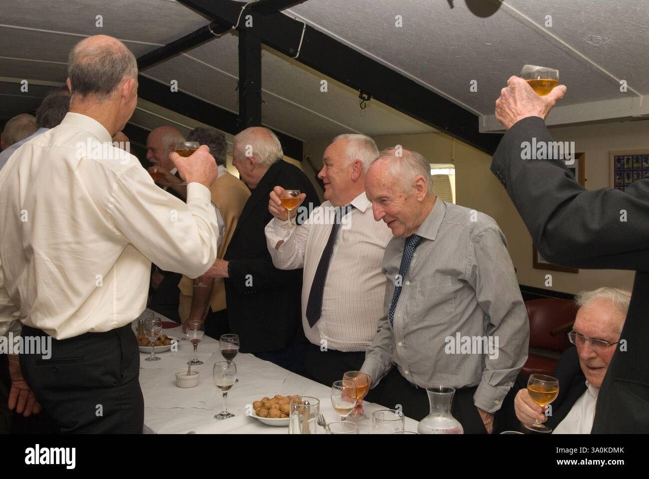 Watchet court Leet. Après les affaires de la journée, un déjeuner et un toast loyal est bu, le punch est fait à partir d'un reçu secret et servi avec des bols de noix. Watchet, Somerset, Angleterre 30 octobre 2014 2010s UK HOMER SYKES Banque D'Images