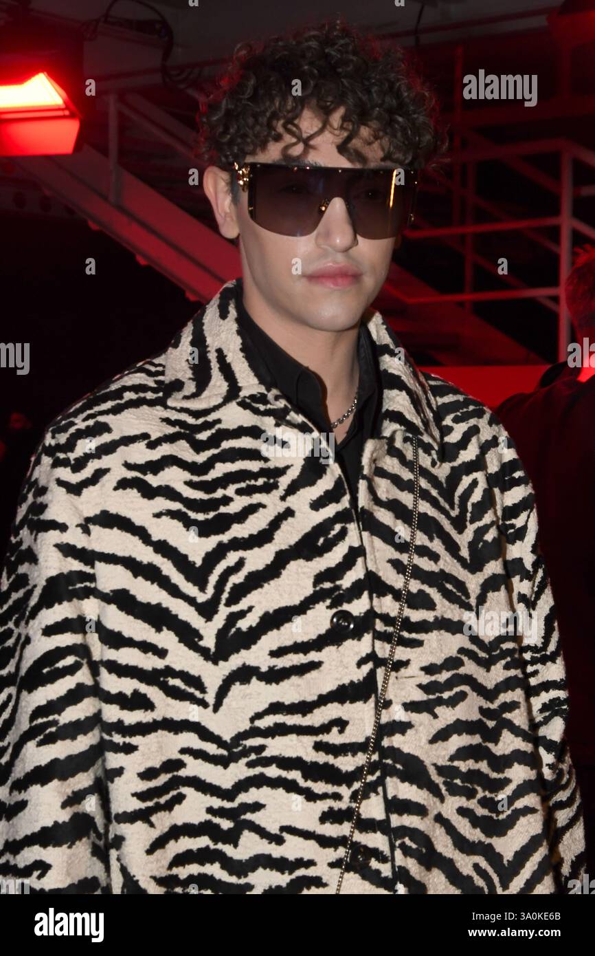 Milan : Michele Bravi assiste à l'émission Roberto Cavallii Fashion week Milan Womenswear 27 févr. 2025 ( Credit : Media Pictures/Alamy Stock Live News ) Banque D'Images