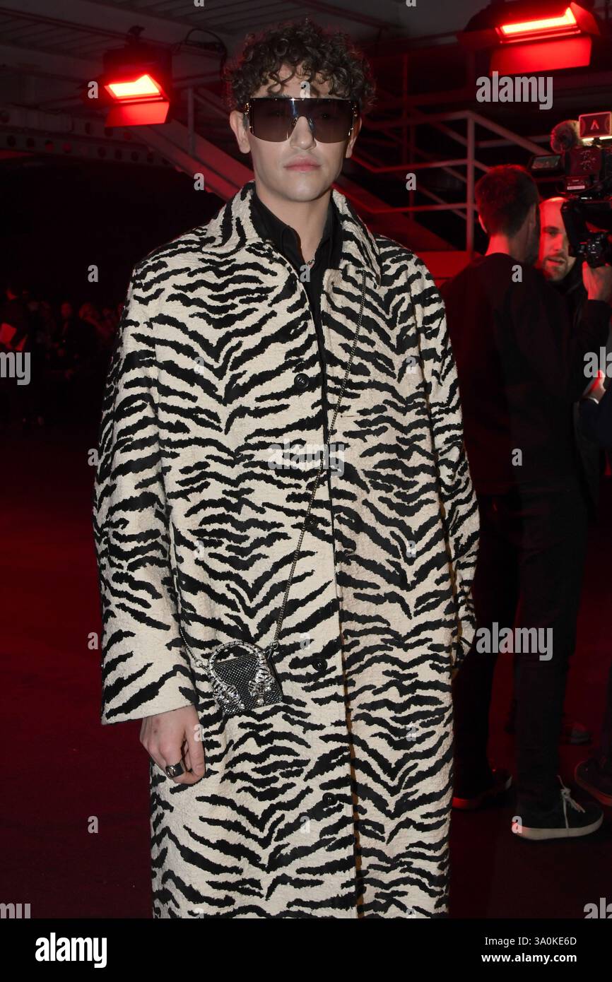 Milan : Michele Bravi assiste à l'émission Roberto Cavallii Fashion week Milan Womenswear 27 févr. 2025 ( Credit : Media Pictures/Alamy Stock Live News ) Banque D'Images