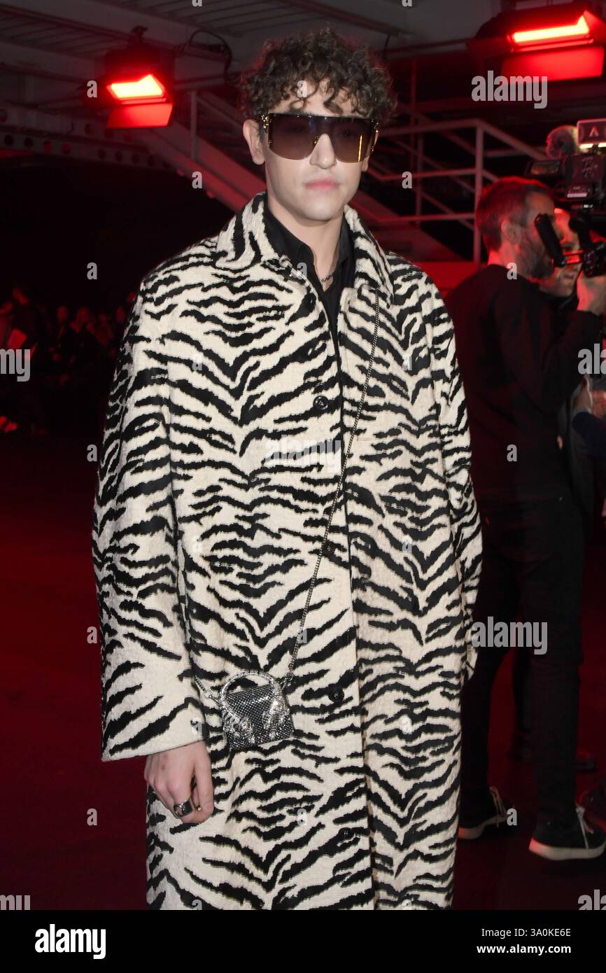 Milan : Michele Bravi assiste à l'émission Roberto Cavallii Fashion week Milan Womenswear 27 févr. 2025 ( Credit : Media Pictures/Alamy Stock Live News ) Banque D'Images