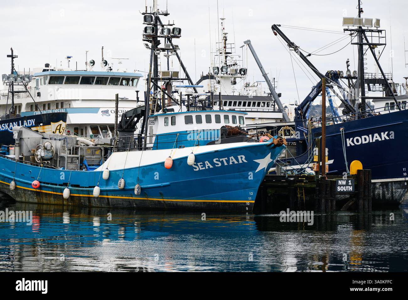 Seattle - 23 février 2025 ; bateaux amarrés ensemble à Seattle Salmon Bay, y compris les chalutiers Banque D'Images