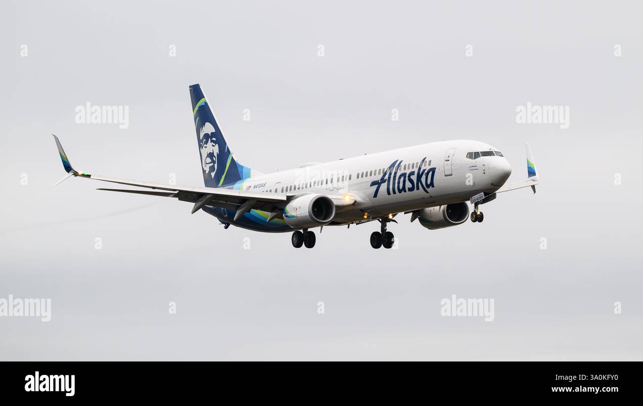 Everett, WA, États-Unis - 23 février 2025 ; Boeing 737-900 d'Alaska Airlines avec les couleurs de la marque atterrissant avec roues vers le bas immatriculé N413AS Banque D'Images