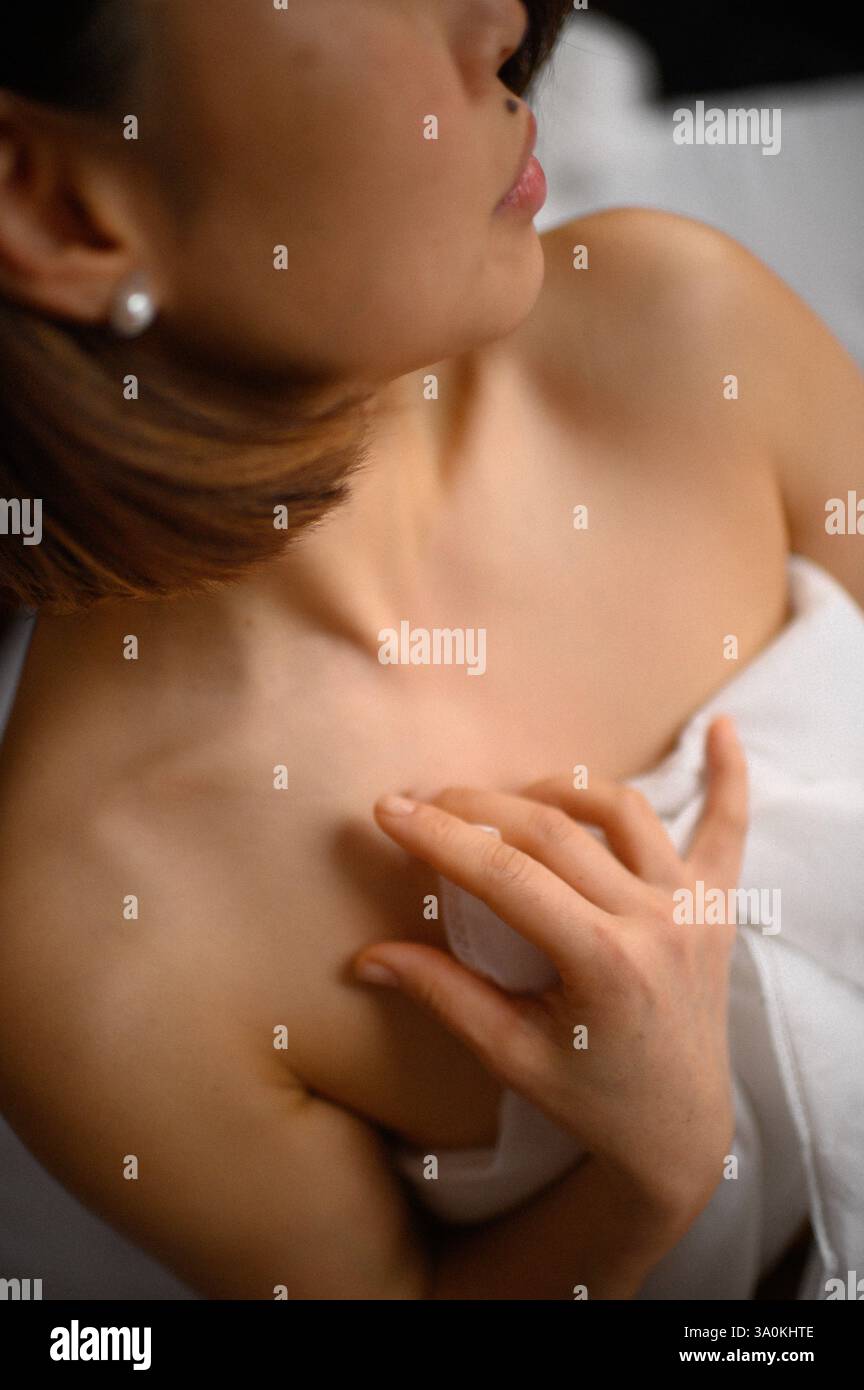 femme gros plan avec de grandes belles lèvres qui touche sa peau Banque D'Images