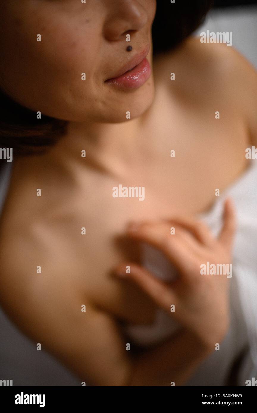 femme gros plan avec de grandes belles lèvres qui touche sa peau Banque D'Images