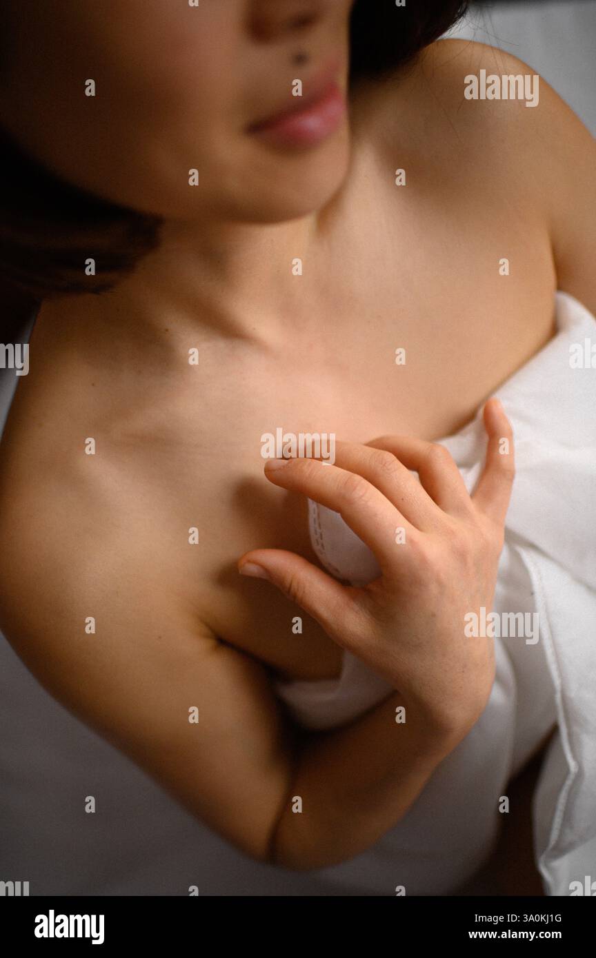 femme gros plan avec de grandes belles lèvres qui touche sa peau Banque D'Images