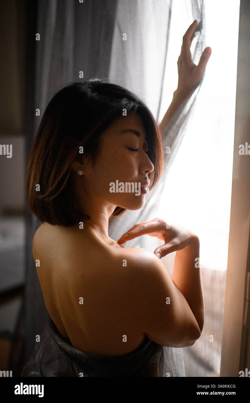 femme gros plan avec de grandes belles lèvres qui touche sa peau Banque D'Images