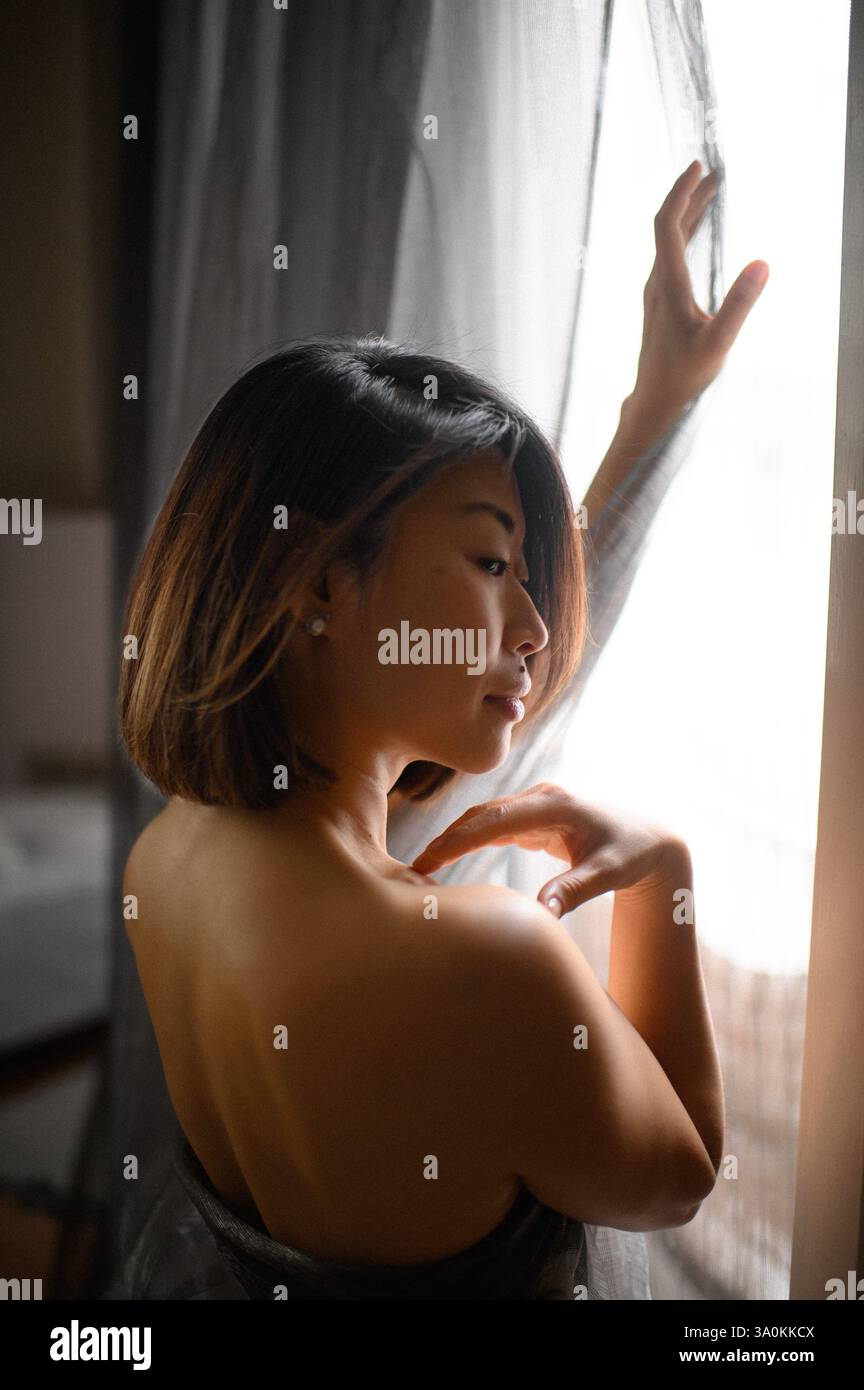 femme gros plan avec de grandes belles lèvres qui touche sa peau Banque D'Images