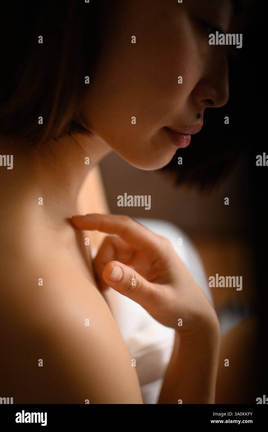 femme portrait gros plan avec des fleurs roses près du visage Banque D'Images