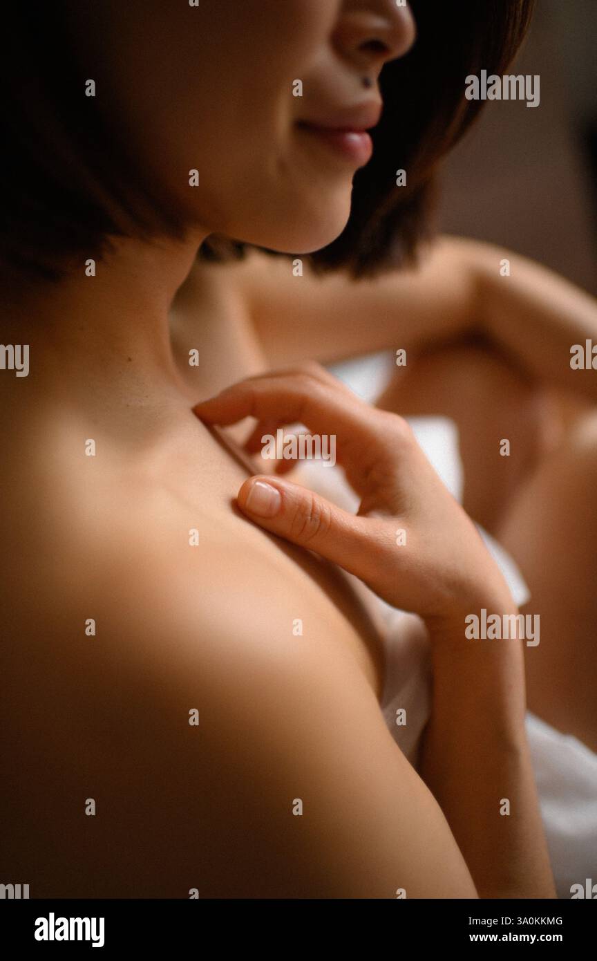 femme portrait gros plan avec des fleurs roses près du visage Banque D'Images