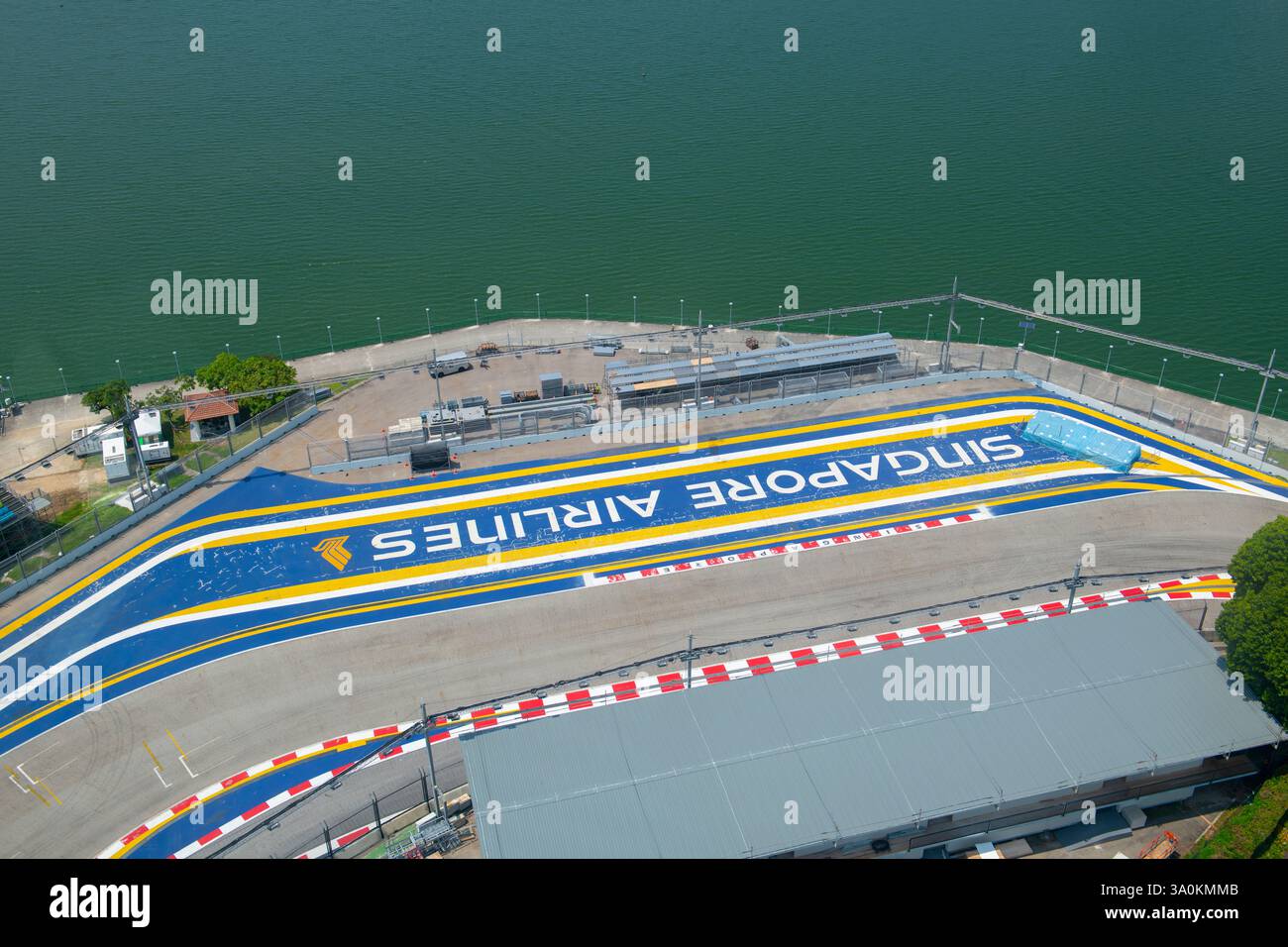 Vue aérienne du circuit de Marina Bay Street aux 18e et 19e ans, avec le logo Singapore Airlines, depuis Singapore Flyer dans le centre-ville de Core, zone centrale de Singapour Banque D'Images