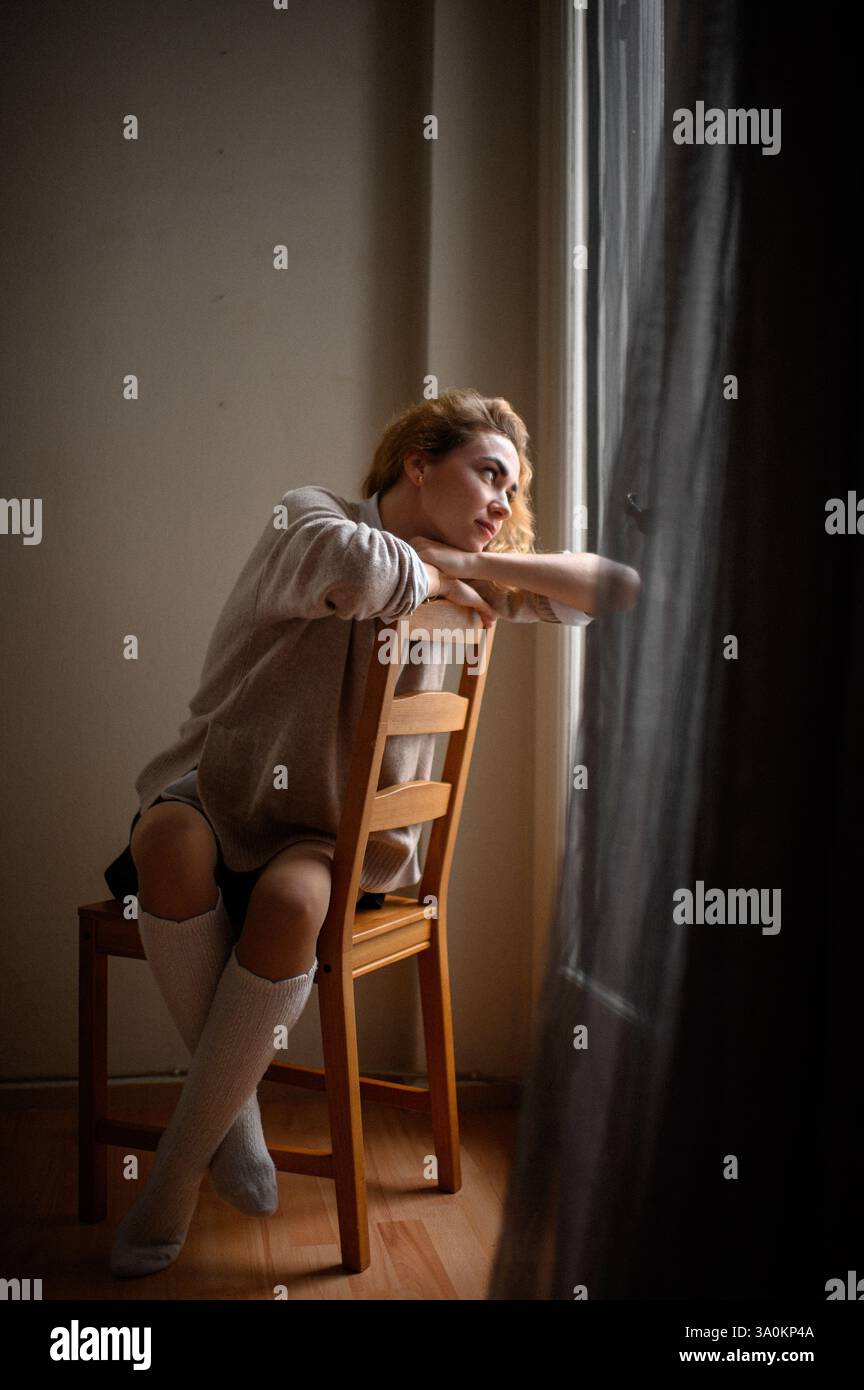 femme sur la chaise près de la fenêtre Banque D'Images