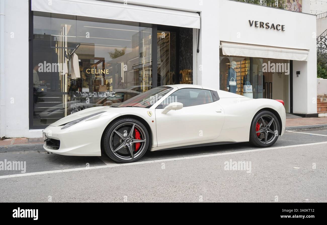 Ferrari,458,Italia,Spider,Speciale voiture de luxe garée, en face du magasin Versace, Puerto Banus, Marbella, Costa del sol, Espagne. Banque D'Images