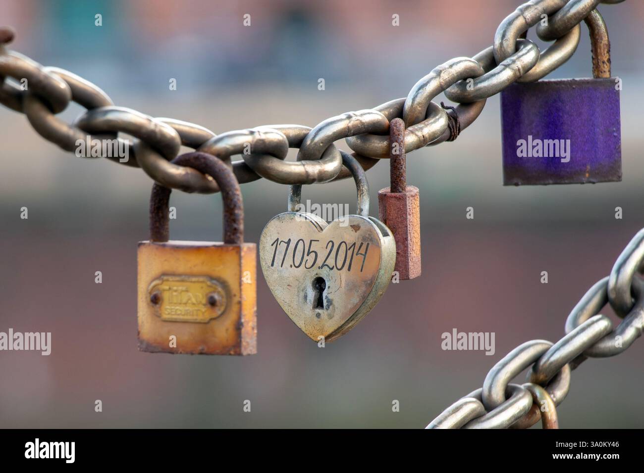 Love Locks sur Chain Bridge avec cadenas en forme de cœur Banque D'Images