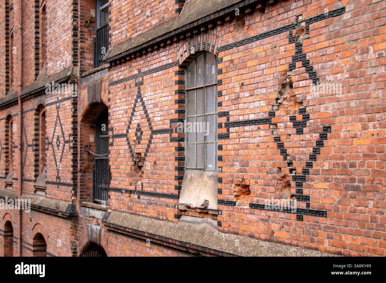 Ancien entrepôt de briques avec briques ornées et façade endommagée à Speicherstadt, Hambourg Banque D'Images