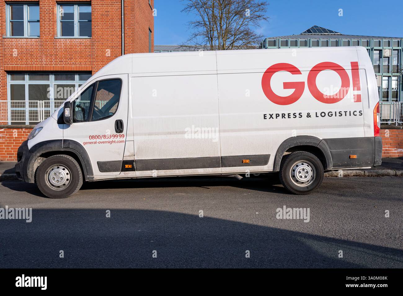ALLEZ-Y ! Fourgon de livraison Opel Movano de nuit général Banque D'Images