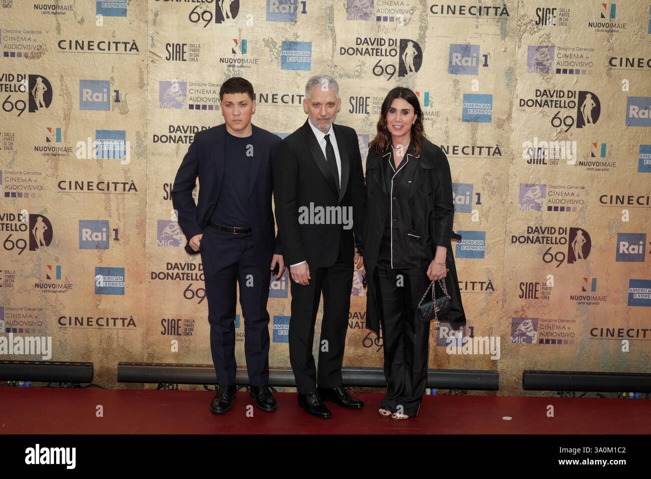 DATE D'ENREGISTREMENT NON INDIQUÉE Nicola Fiorello, Giuseppe Fiorello et Eleonora Pratelli. Rome, Italie - 3 mai 2024 : Nicola Fiorello, Giuseppe Fiorello et Eleonora Pratelli assistent au tapis rouge de la cérémonie de remise des prix David di Donatello 2024 à Rome, Italie, aux studios CinecittÃ. Rome RM Italie Copyright : xGennaroxLeonardix Banque D'Images