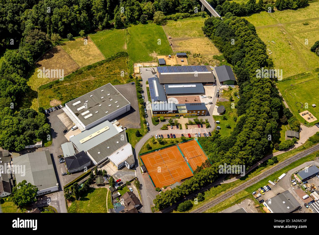Vue aérienne, zone commerciale Frankfurter Straße et la pratique vétérinaire pour les chevaux et les petits animaux et Tilldekor bâtiment de l'entreprise, courts de tennis dix Banque D'Images