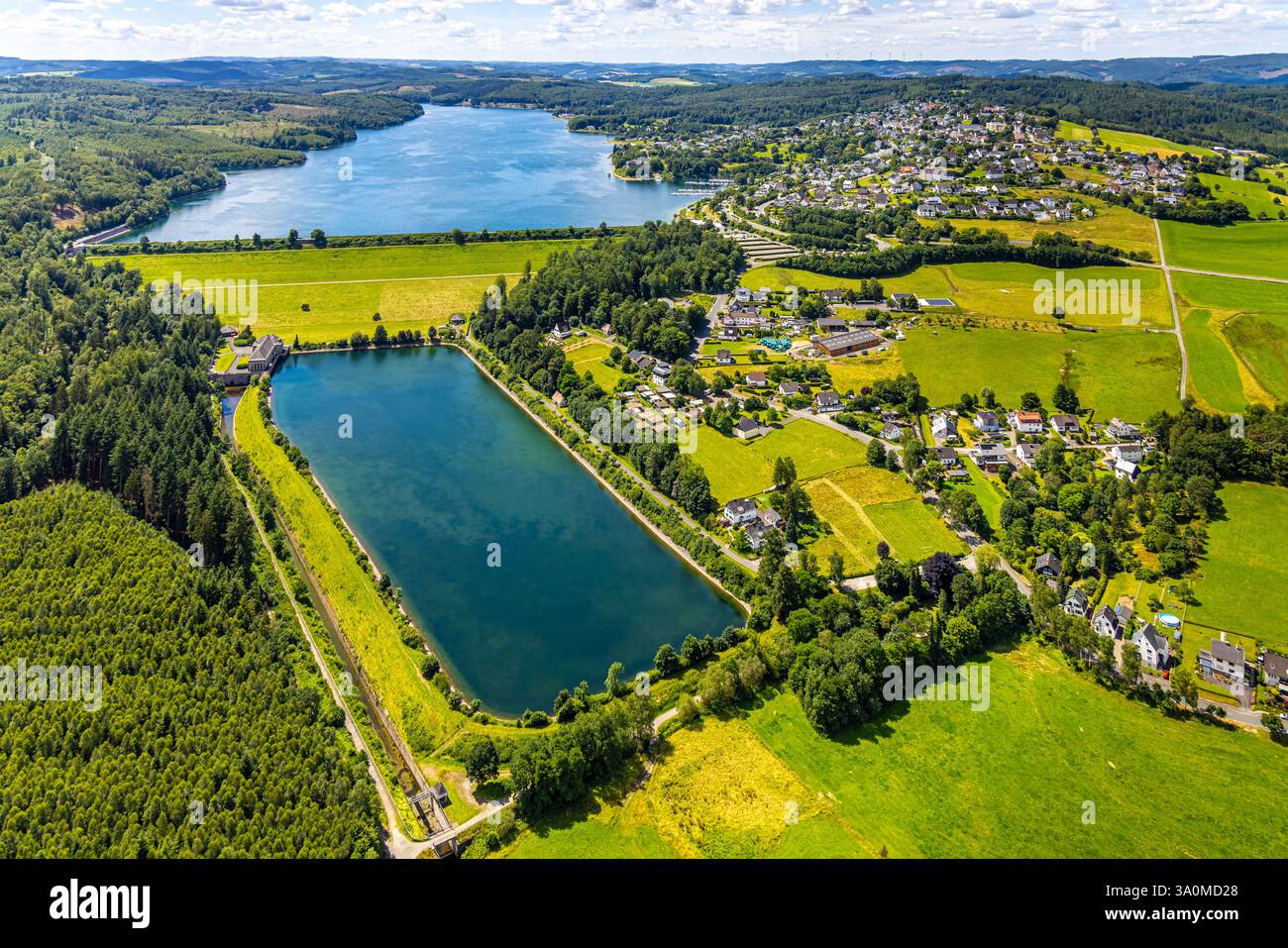 Vue aérienne, barrage de Sorpe et barrage de mur de barrage, étang de compensation de Sorpesee, zone forestière, vue lointaine et ciel bleu avec nuages, vue de Langscheid, Hachen Banque D'Images