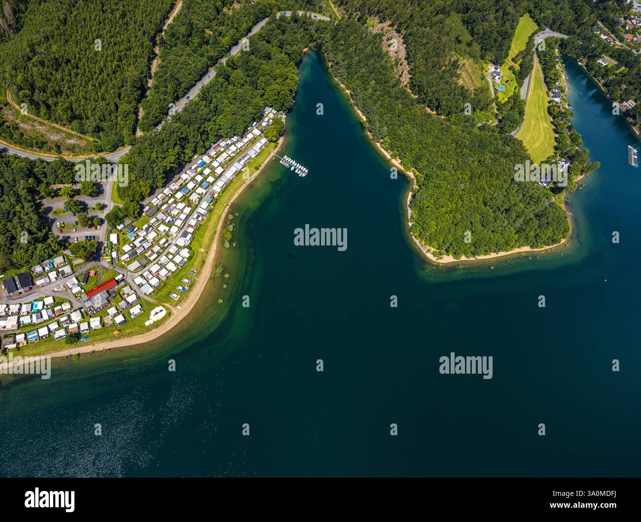 Vue aérienne, camping familial Sorpesee, amarrage pour bateaux à voile, zone forestière, Langscheid, Sundern, Sauerland, Rhénanie du Nord-Westphalie, Allemagne Banque D'Images