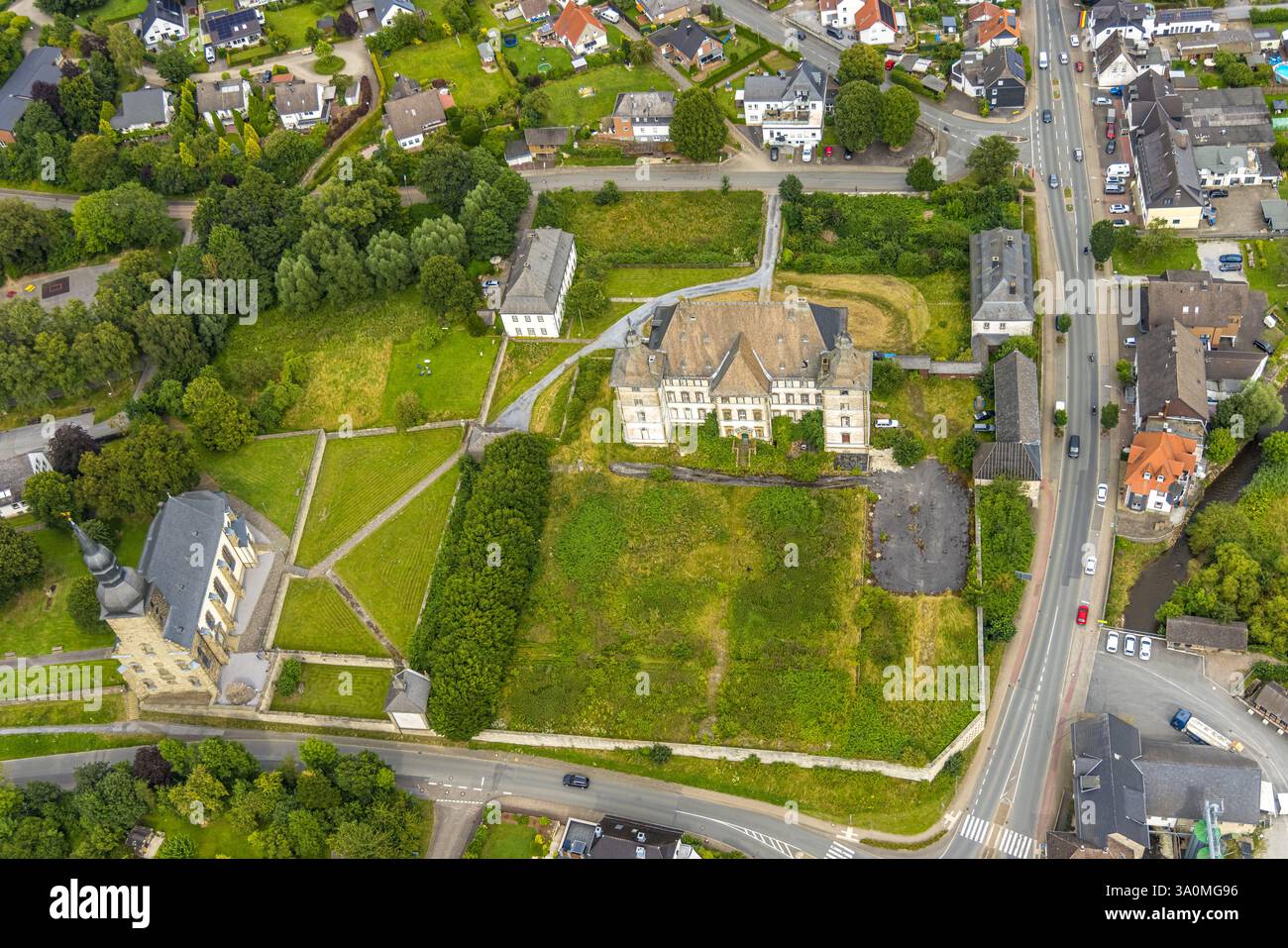 Vue aérienne, former Deutschordenskommende Mülheim Castle, offrant Margaretha Catholic Church, Sichtigvor, Warstein, Sauerland, Rhénanie du Nord-Westphalie, GER Banque D'Images